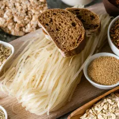 Des grains, pâtes, pain et flocons d'avoine : voici un aperçu de ce que sont les glucides, source d'énergie essentielle.