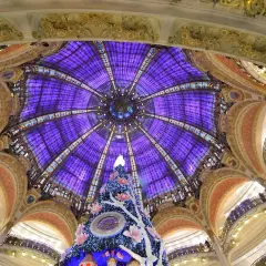 Magnifique dôme Art Nouveau à Paris, illuminé par un sapin de Noël féerique. Une merveille architecturale, comme les free museums de Paris.