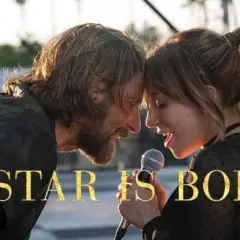 Un uomo e una donna cantano insieme, un momento intimo prima che "A Star Is Born" diventi un tragico addio.