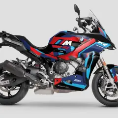 Moto BMW S1000XR con livrea M sportiva e accattivante. Gli stemmi moto sono ben visibili, con dettagli rossi, blu e bianchi su sfondo blu scuro.