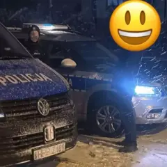 Policjanci w śnieżną noc, jeden z nich wyłącza silnik na postoju, obok radiowóz.