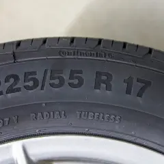Opona Continental 225/55 R17. Różne rozmiary opon na osiach mogą wpływać na prowadzenie pojazdu.