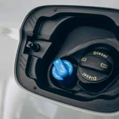 Tappo blu AdBlue accanto a quello nero Diesel, pronti per il rifornimento.
