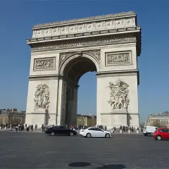 L'Arc de Triomphe, situé sur la place Charles-de-Gaulle, est un monument emblématique de Paris. Quel arrondissement abrite-t-il ?