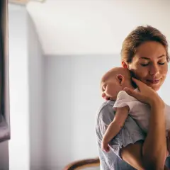 Jak odbijać noworodka po karmieniu piersią, aby uniknąć kolki?