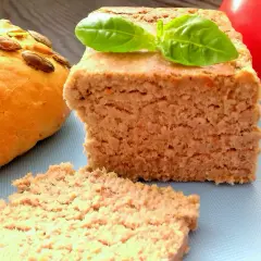 Domowy pasztet z indyka przepis. Aromatyczny, puszysty, z pestkami dyni na bułce i pomidorem w tle.