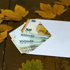 Koperta z euro na chrzciny, wśród jesiennych liści. Ile daje się na chrzciny? Pieniądze na prezent.