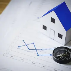 Model domu, wykresy i kompas. Czy to symbolizuje skargę na kierownika budowy, który zgubił drogę?