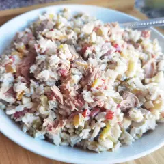 Pyszna sałatka z ryżem i tuńczykiem, z dodatkiem warzyw, w kremowym sosie. Idealna na szybki lunch.