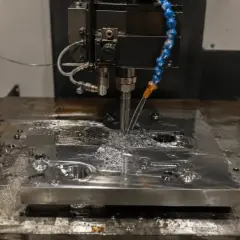 Elektroda w maszynie CNC precyzyjnie obrabia metal, tworząc skomplikowane kształty. To właśnie elektroda co to jest klucz do tej technologii.