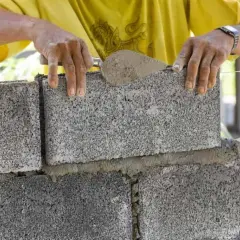 Jaki cement do murowania bloczków betonowych, aby uniknąć błędów?