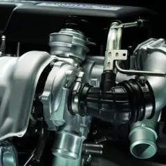 Detale turbosprężarki w silniku diesla. Zastanawiasz się, przy jakich obrotach załącza się turbina w dieslu? Ten element jest kluczowy dla mocy.