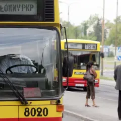 Nowy rozkład jazdy autobusów. Kierowca autobusu linii 8020 czeka na pasażerów. W tle autobus 126.