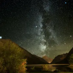 Nocne niebo nad jeziorem i górami, Droga Mleczna. Idealne miejsce, by zacząć przygodę z astrofotografią.