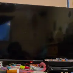 Czerwona dioda na telewizorze Hisense sugeruje, że można go włączyć bez pilota.