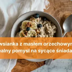 Pyszna owsianka z masłem orzechowym, bananem i borówkami – idealny pomysł na sycące śniadanie.