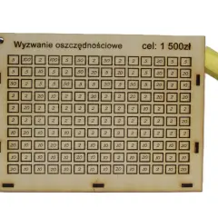 Drewniana skarbonka na kłódkę z wyzwaniem oszczędnościowym na 1500 zł. Siatka pól z nominałami monet do zaznaczania.