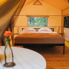 Wygodne łóżko w namiocie, czyli glamping co to? Luksusowy nocleg na łonie natury.