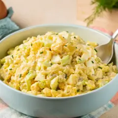 Deliciosa ensalada de apio y manzana, cremosa y fresca, con trozos de huevo duro y patata.