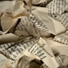Poskręcane kartki z tekstem, przypominające zniszczony testament z wydziedziczeniem wzór.