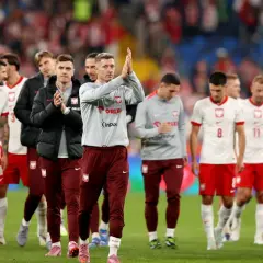 Piłkarze reprezentacji Polski, w tym Robert Lewandowski, dziękują kibicom po meczu z Turcją.