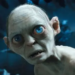 Gollum, postać z "Hobbita", którego napisał Tolkien, z wielkimi niebieskimi oczami i bladą skórą.