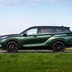 Zielony Toyota Highlander na tle pól. Zastanawiasz się nad jego **spalanie**?
