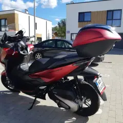 Skuter z dachem – komfortowe i bezpieczne rozwiązanie transportowe