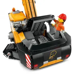 Ein Bauarbeiter im Lego 60420-Set öffnet die Motorhaube eines Krans.