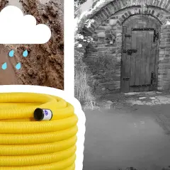 Żółta rura drenarska i błotniste koleiny pod chmurą z deszczem wskazują na potrzebę drenażu budynku podpiwniczonego.
