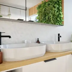 Dwie umywalki w łazience, otoczone zielenią i nowoczesnym designem.