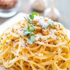 Pyszne spaghetti aglio olio, posypane parmezanem i natką pietruszki. Idealny przepis na szybki obiad.