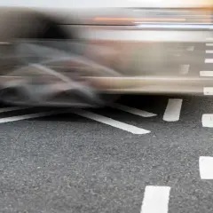 Rozmyty autobus przejeżdża przez pasy. Czy to bus pas dla kogo?