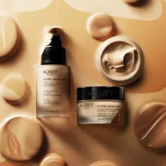Flacone e vasetto di base trucco Korff Cure Make Up, con texture cremose e fluide che creano un effetto lifting.