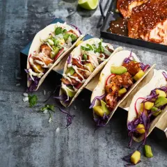 Lax tacos med avokado, rödkål och koriander. En härlig rätt som passar perfekt för en somrig middag.