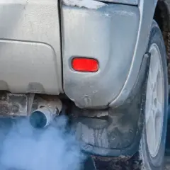 Z rury wydechowej wydobywa się biały dym, co świadczy o tym, że rozbiegany diesel pracuje na zimnie.