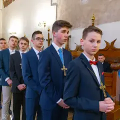 Chłopcy w garniturach, gotowi na bierzmowanie. Elegancki strój to klucz do udanej uroczystości.