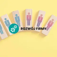 Drewniane klocki z sylwetkami ludzi symbolizują fluktuację i rozwój firmy.