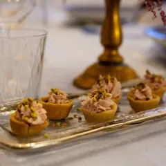 Tartellette rosa con pistacchi, pronte per un aperitivo a Verona.