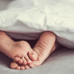 Pieczenie stóp i RLS: Czy to neuropatia? Objawy, przyczyny, leczenie