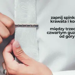 Mężczyzna zapina spinkę do krawata i koszuli między trzecim a czwartym guzikiem od góry. Elegancki sposób na noszenie spinki do krawata.