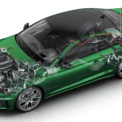 Przekrój zielonego Audi A5 Coupé z widocznym silnikiem, elementami układu napędowego i zawieszenia. To przykład miękkiej hybrydy.
