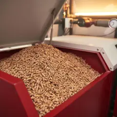 Zbiornik kotła na pellet wypełniony po brzegi. Zastanawiasz się, ile kosztuje tona peletu?