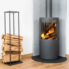 Poêle à bois moderne avec une cheminée d'évacuation par le mur, entouré de bois de chauffage empilé dans un support élégant.