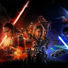 Kylo Ren i Rey z mieczami świetlnymi, Han Solo, Finn z niebieskim mieczem, droidy i statki kosmiczne na tle Gwiazdy Śmierci. Plakat Star Wars 7.
