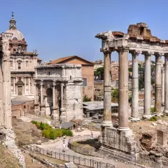 Un'emozionante giornata di visite a Roma, tra le rovine del Foro Romano, con l'Arco di Tito e il Tempio di Saturno che dominano il paesaggio.