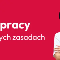 Uśmiechnięta kucharka w fartuchu i czepku. Czy działalność gospodarcza wlicza się do stażu pracy? Dowiedz się więcej o stażu na nowych zasadach.