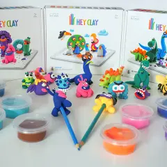 Kolorowe stworki i dinozaury z masy plastycznej Hey Clay, gotowe do zabawy.