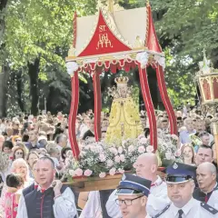 Procesja z figurą Matki Boskiej w miejscowości Święta Anna. Tłumy wiernych towarzyszą uroczystości.