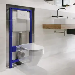 Niebieski stelaż WC podtynkowy z ukrytą spłuczką i przyciskiem, gotowy do montażu wiszącej miski WC w nowoczesnej łazience.